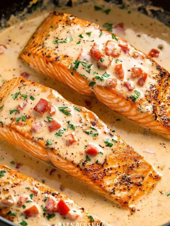 Saumon poêlé dans une sauce crémeuse au poivron rouge et au parmesan