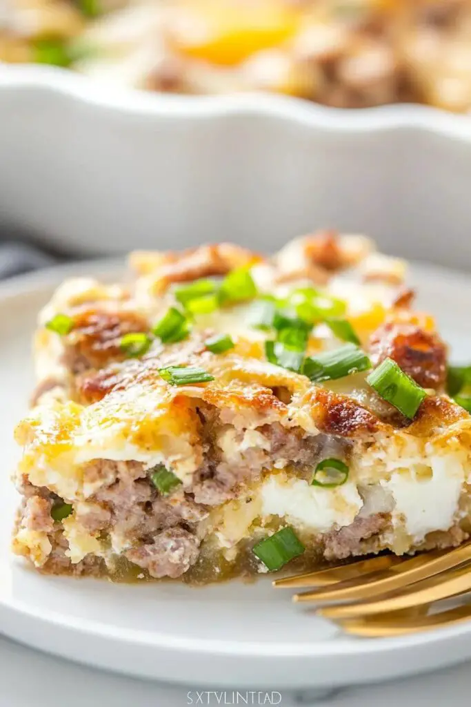 Casserole de petit-déjeuner aux hashbrowns avec œufs et saucisse (Whole30, sans produits laitiers, sans gluten)