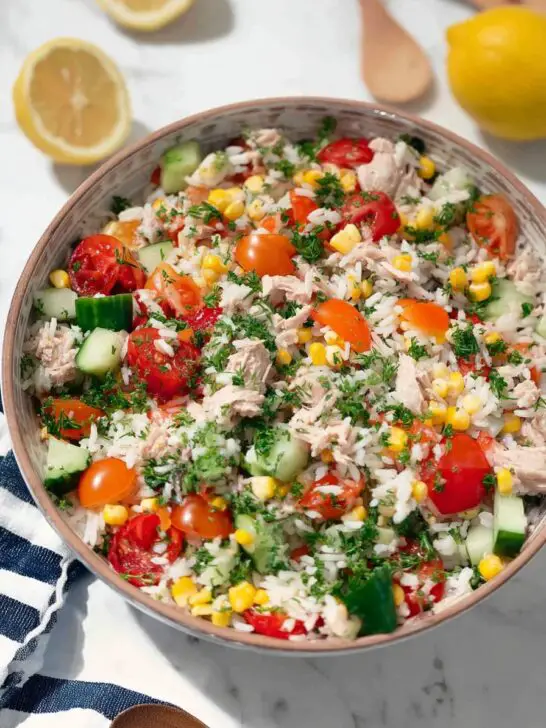 Salade de riz au thon, maïs et tomates
