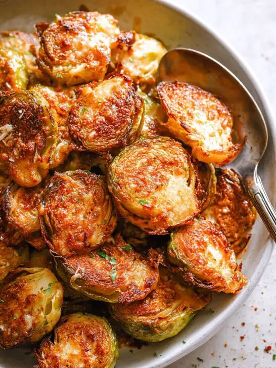 Choux de Bruxelles rôtis à l’ail et au parmesan.