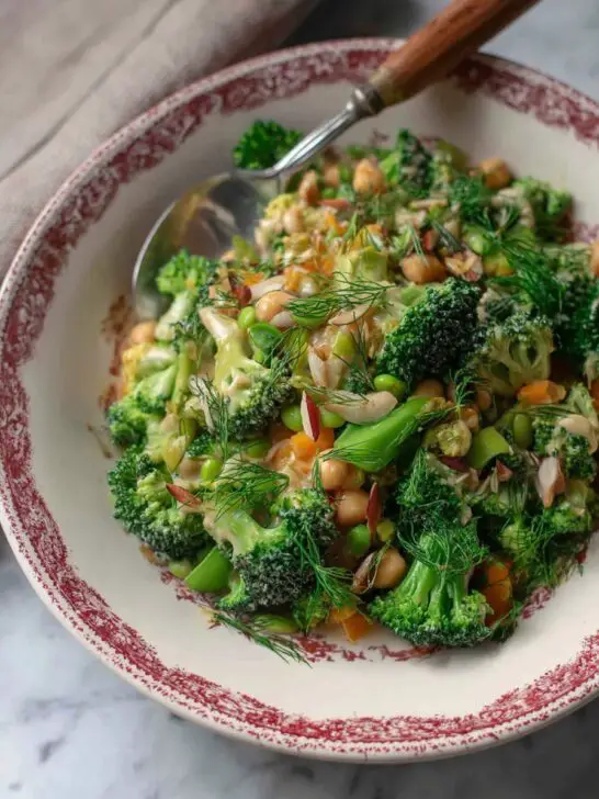 Salade de brocoli, pois chiches et vinaigrette au tahini