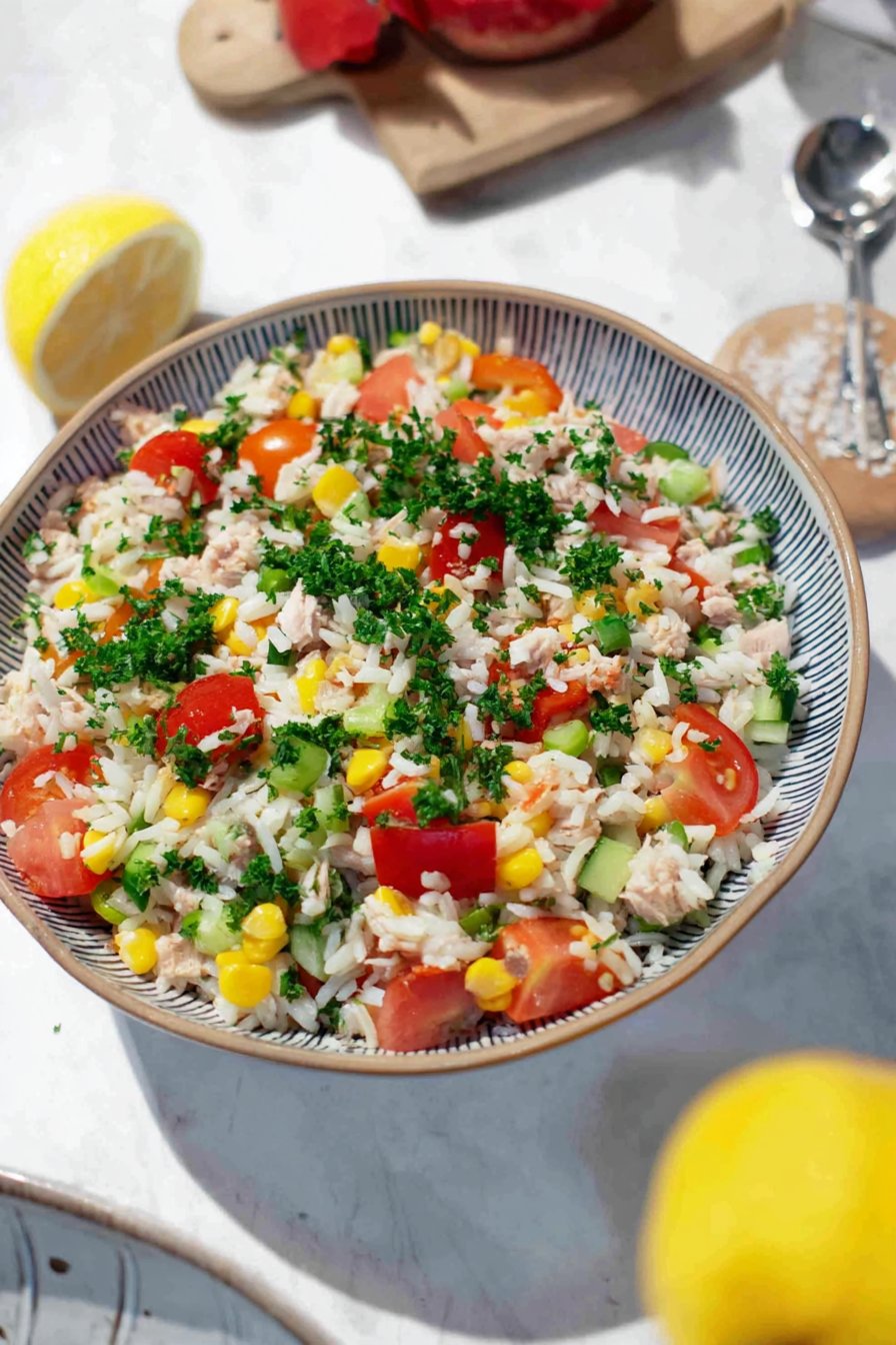Salade de riz au thon, maïs et tomates