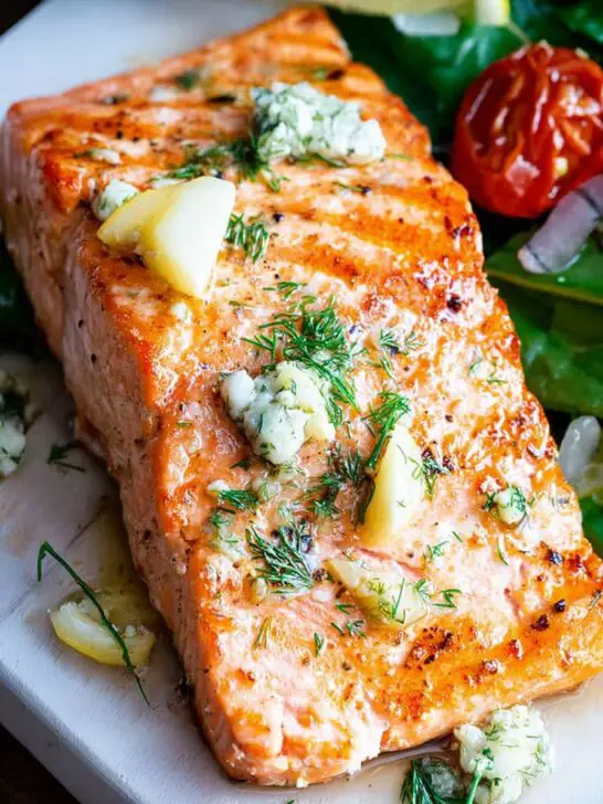 Saumon grillé juteux au beurre à l’ail