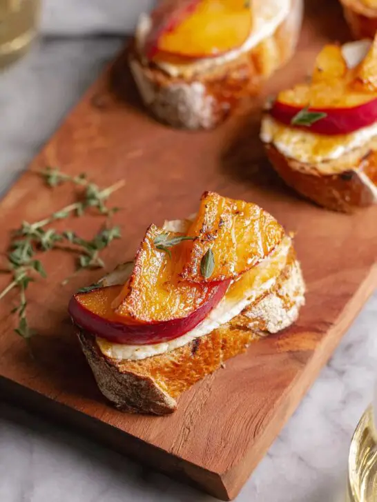Toasts de brie brûlé aux pêches